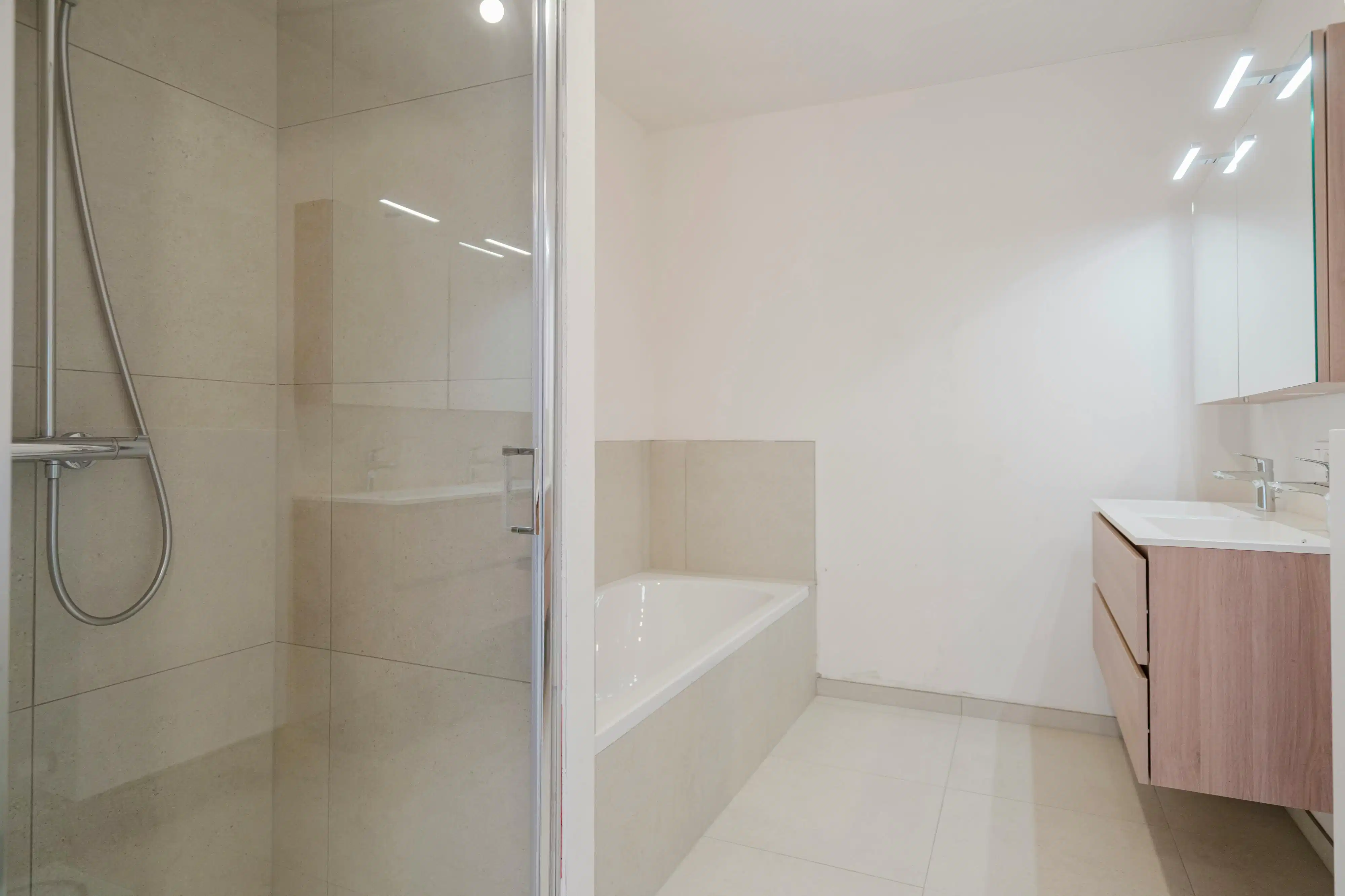 Instapklare woning (2021) met 3 slpk, tuin en garage foto 12