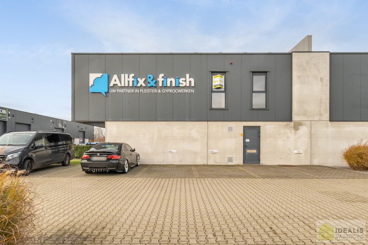 INSTAPKLAAR APPARTEMENT MET MAGAZIJN/KANTOOR OP BEDRIJVENTERREIN DE RIETKOLK!! Dit instapklare pand bestaat uit een hal/opslag van +-100m², met bureel/keuken en een aparte inkom voor het woongedeelte. Het appartement omvat een ruime woonkamer met uitgeruste keuken, 2 slaapkamers, badkamer, bergruimte en waskamer. Het pand leent zich perfect als kantoorlocatie met opslag in combinatie met wonen. foto 3