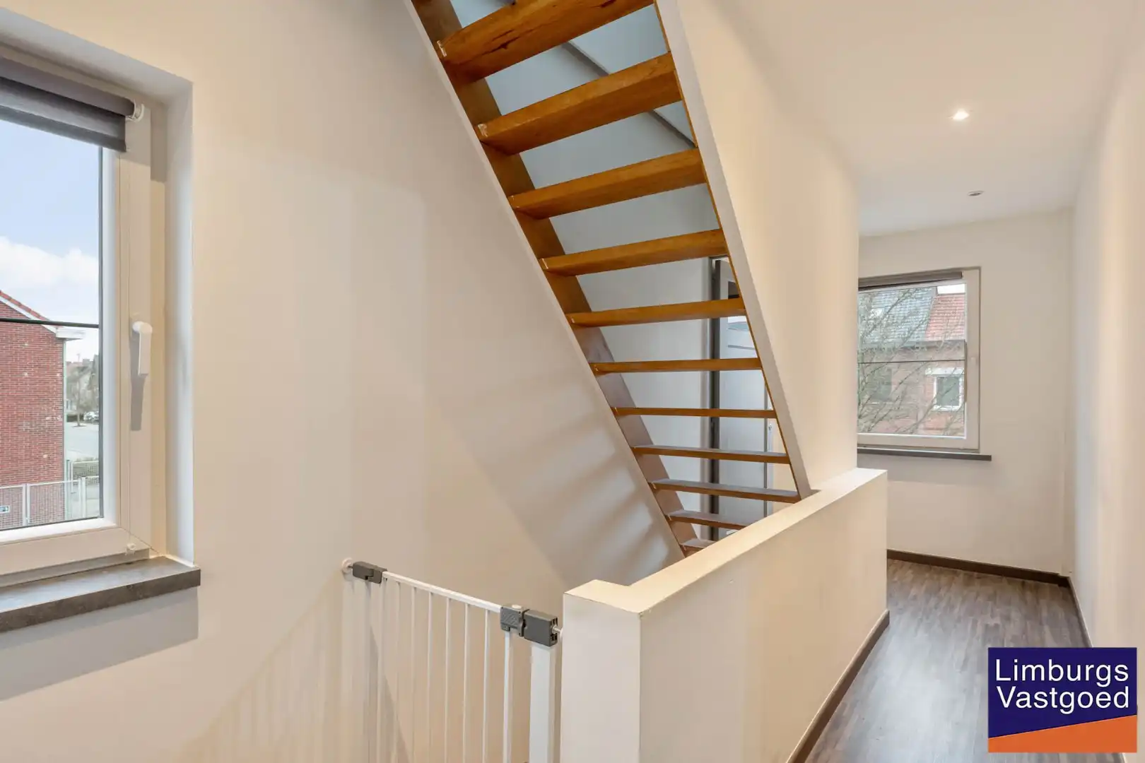 Stadswoning met 4 slpk, zuidgerichte tuin en garage, nabij kleine ring, station en Vredespark foto 12