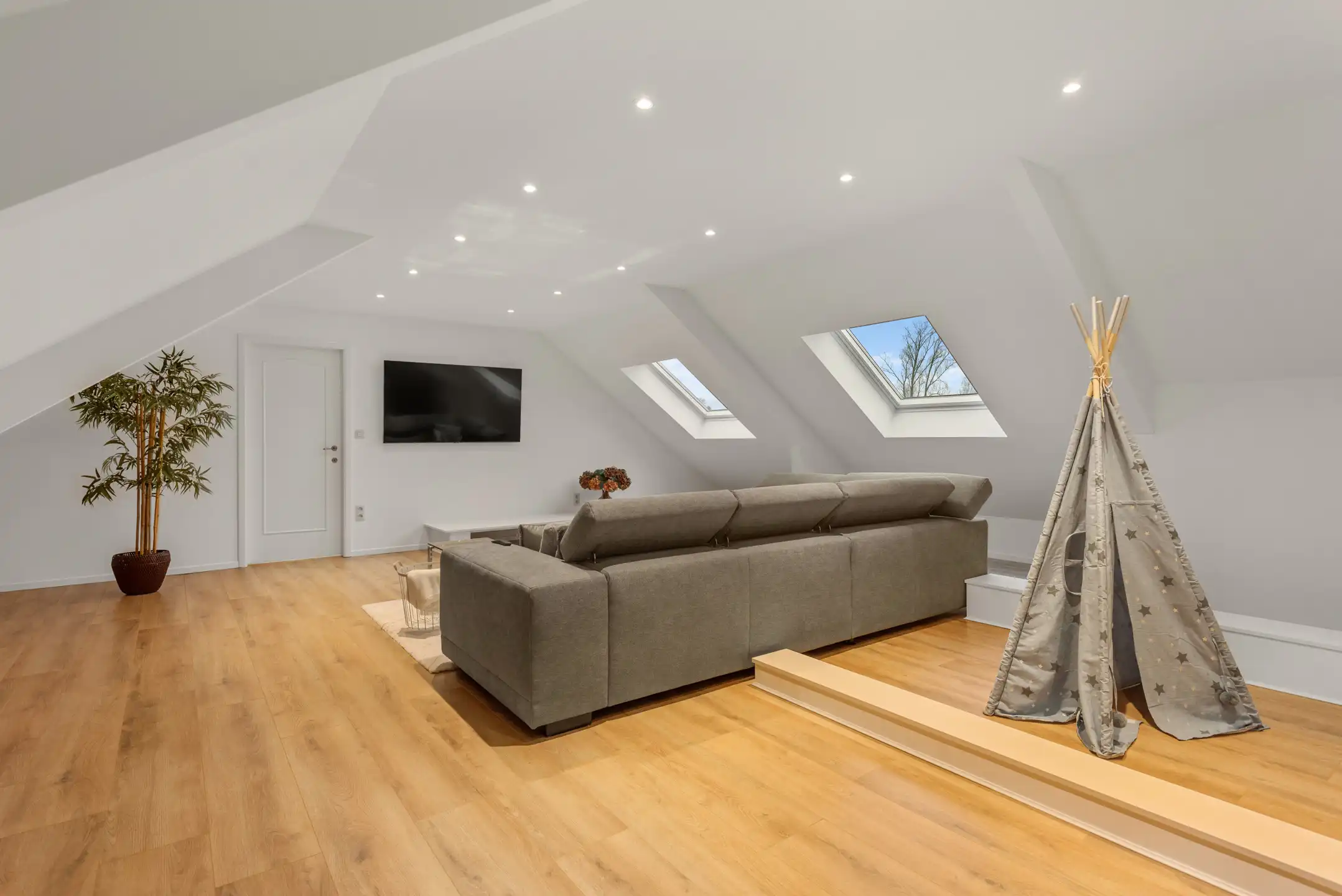 Unieke volledig gerenoveerde Villa met 5 slaapkamers, 2 badkamers, garage, groot terras, ruime tuin, zwembad, fitnessruimte en oprit op een terrein van 16 are 80 ca foto 9