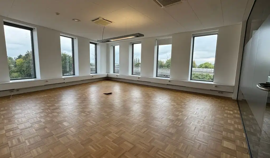 Ingedeelde kantoorruimte te huur vlakbij afrit E17 in Zele foto 5