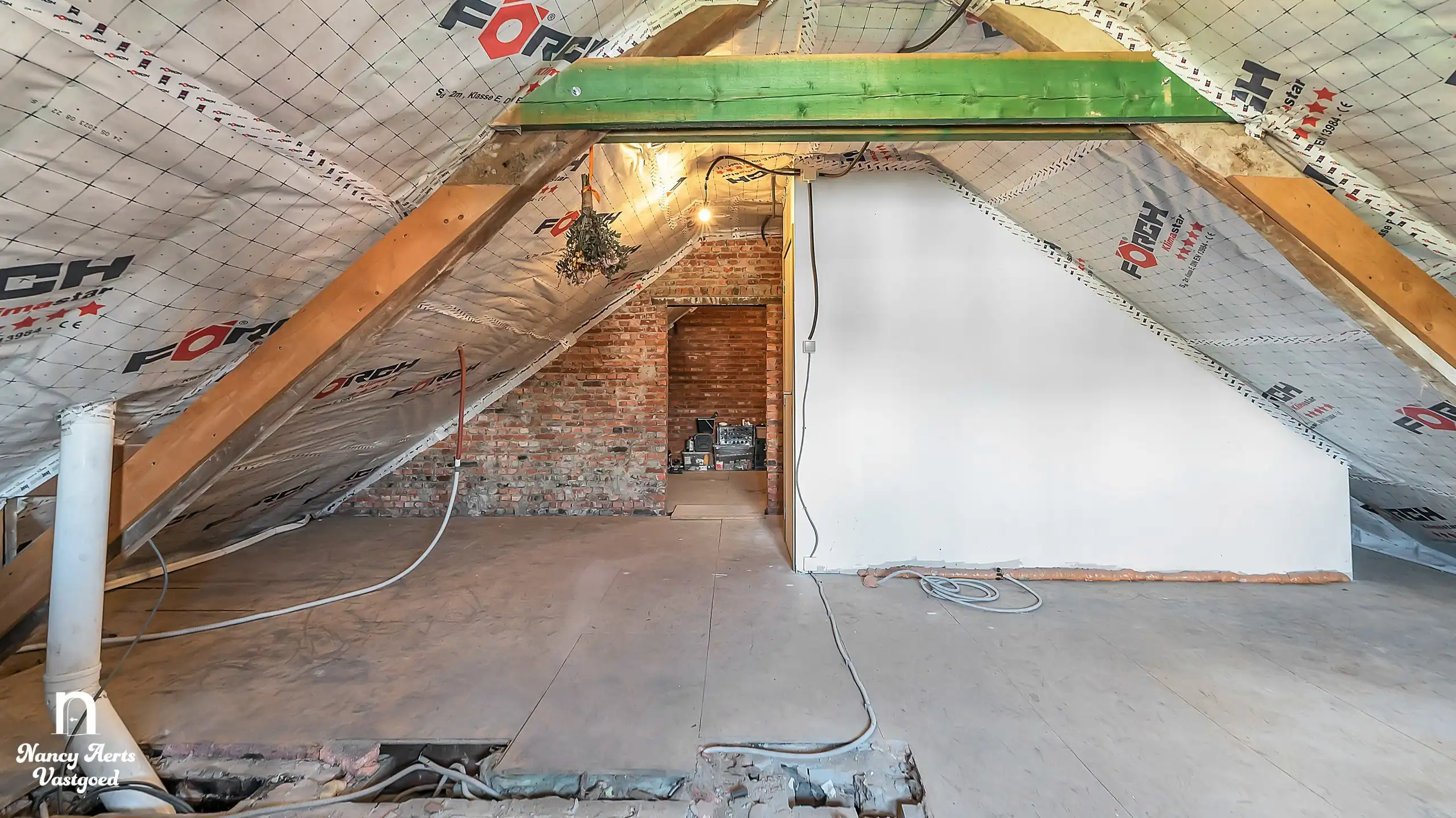 Volledig gerenoveerde gezinswoning met tot 5 slpks en EPC B foto 33