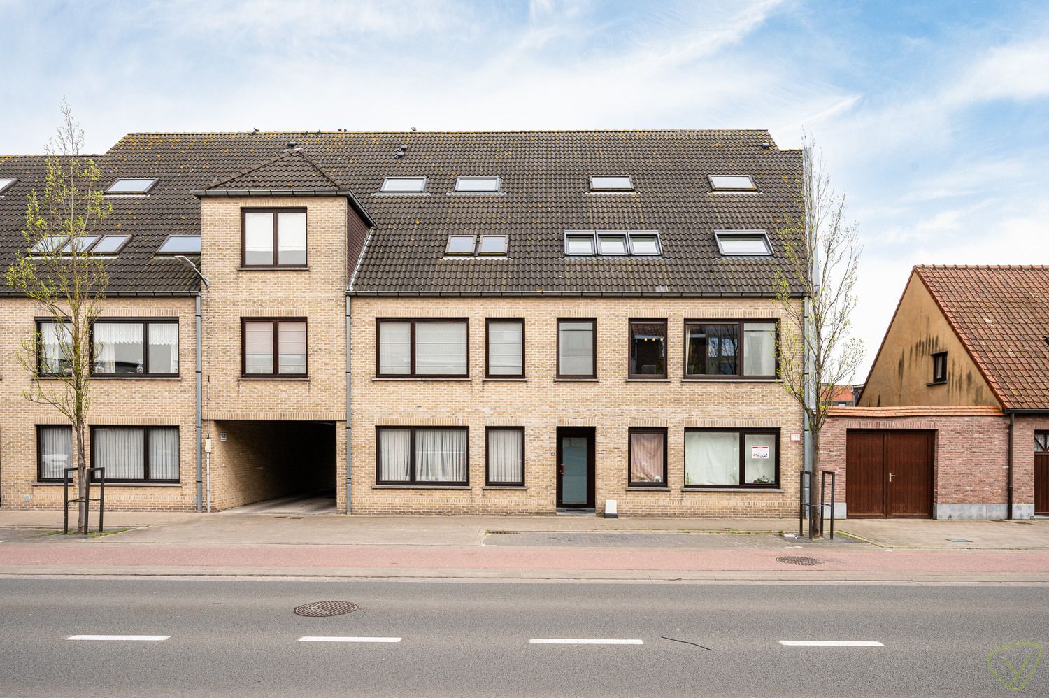 Zonnig en verrassend ruim appartement gelegen in Blommekens op enkele passen van de Markt van Eeklo! foto {{pictureIndex}}