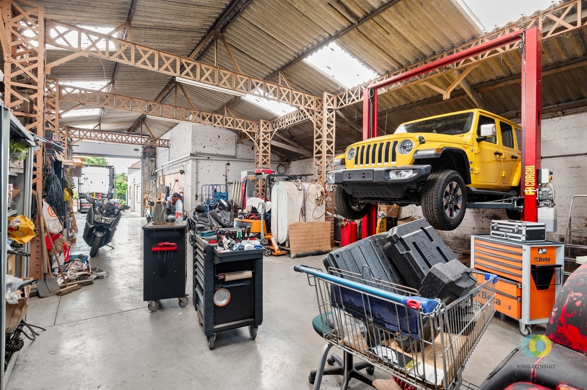 Bedrijfspand met loods, kantoor en woning foto 5