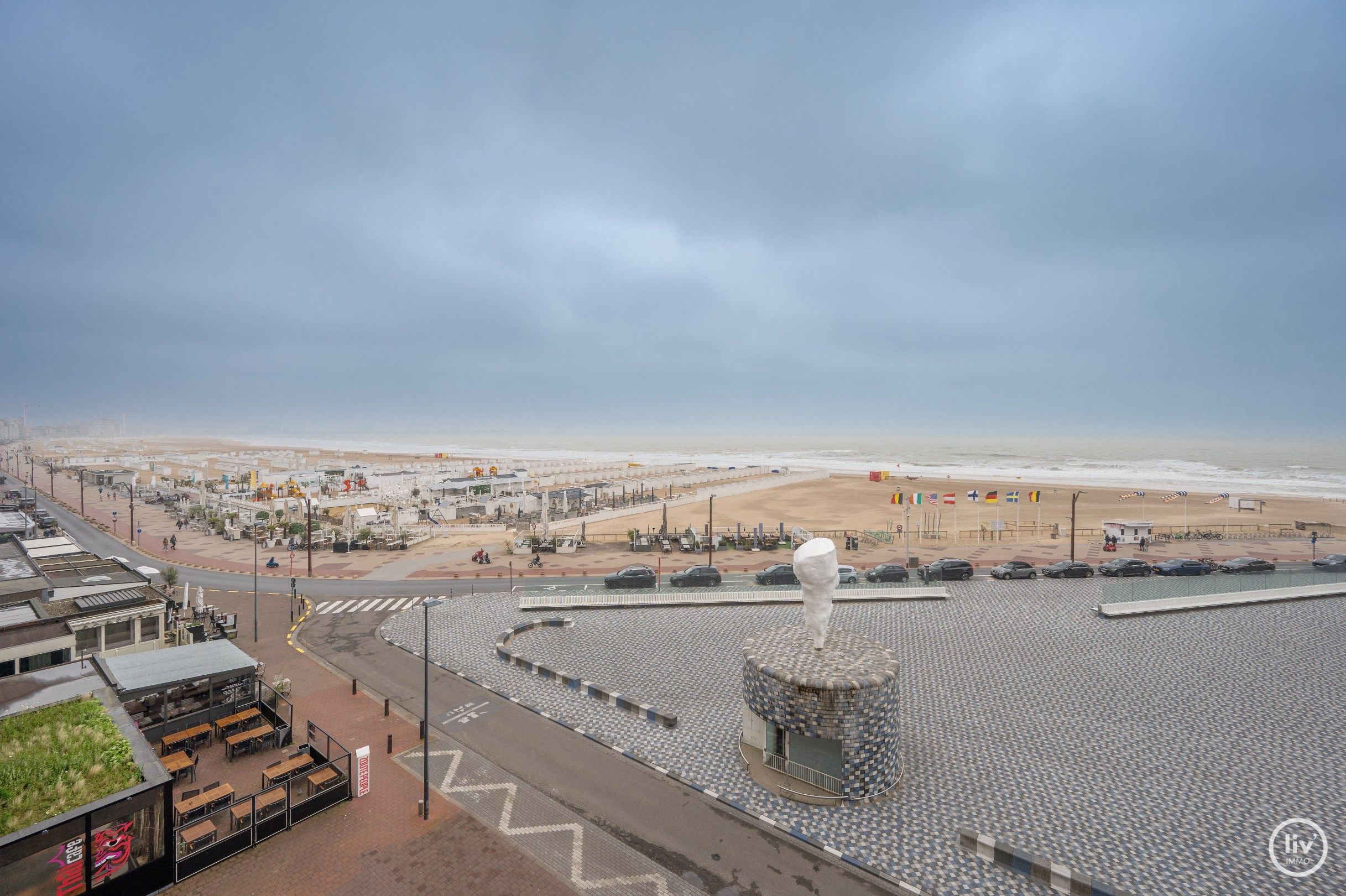 ONGEMEUBELD - UNIEK 3 slaapkamer appartement gelegen op het RUBENSPLEIN met een prachtig open ZEEZICHT.  foto 1