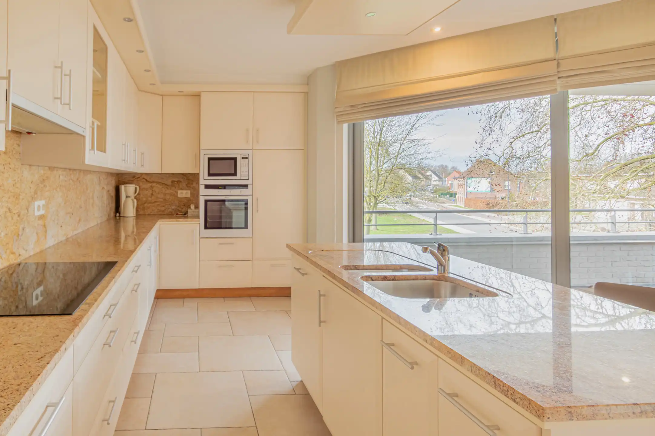 Ruim en instapklaar appartement met 2 terrassen en garage foto 2