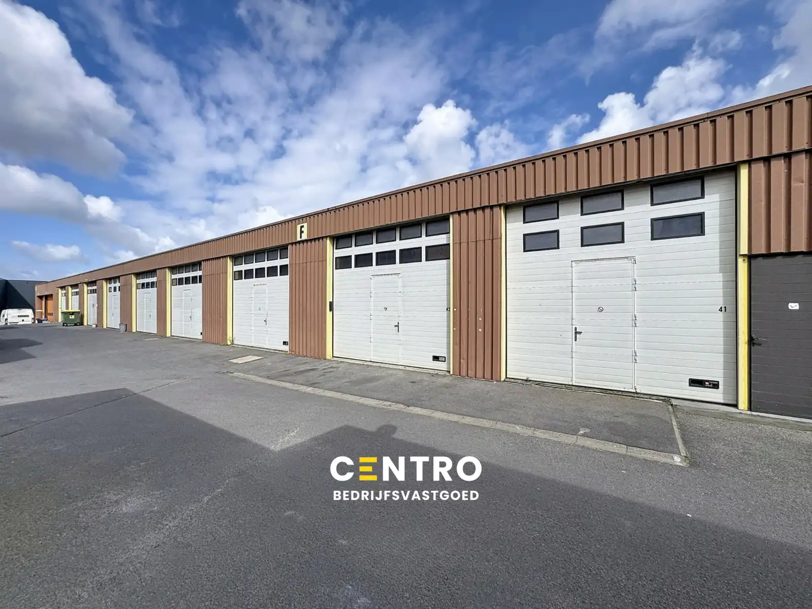 Goed gelegen LOODS (ca.120 m2) met elektrische sectionaalpoort te RUMBEKE. foto {{pictureIndex}}