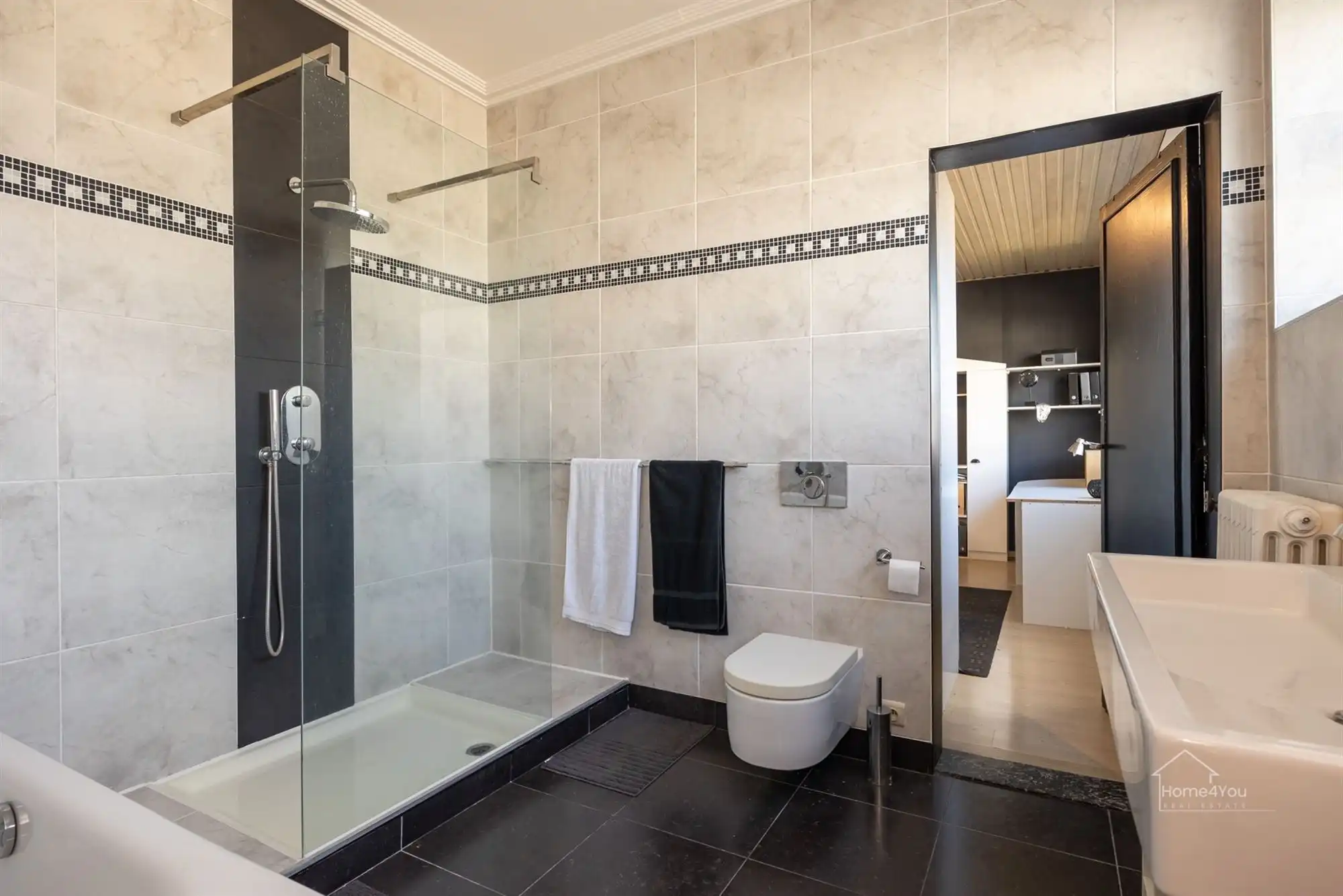 Zeer ruim herenhuis foto 14