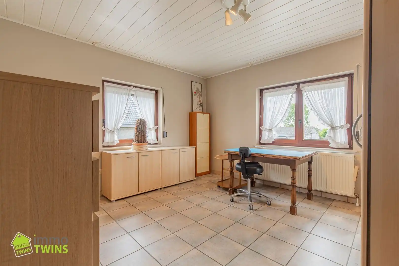 Ruime halfopen bebouwing met carport, grote zolder, zonnepanelen en thuisbatterij in Oudegem bij Dendermonde. foto 17