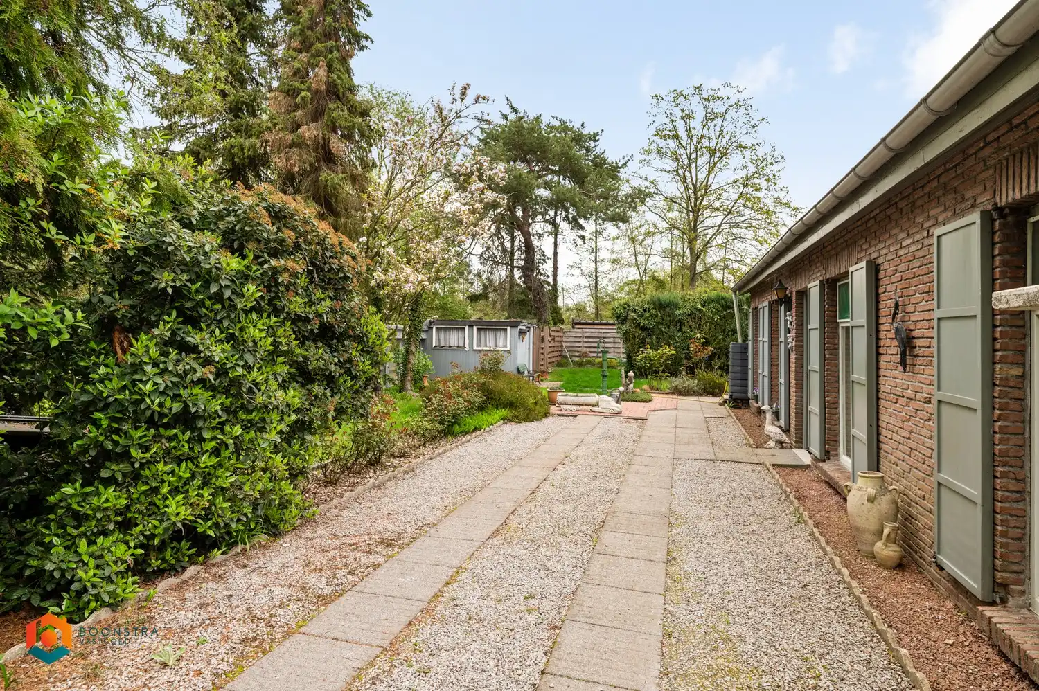 Zonevreemde casco woning met veel potentieel te Putte foto 9