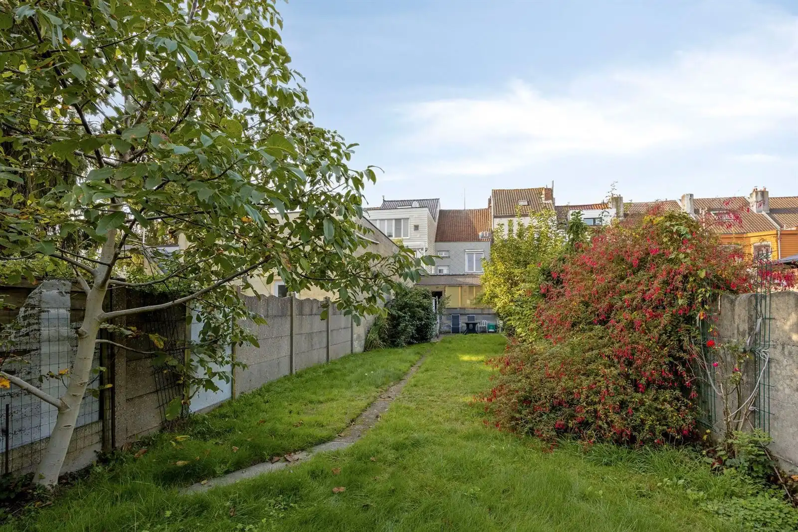Ruime woning met tuin en inrichtbare zolder foto 3