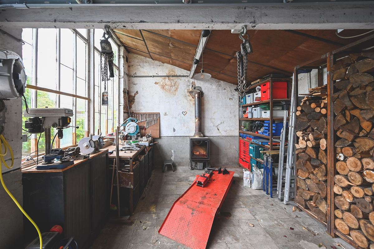 Geheel gerenoveerde gezinswoning met ruime garage foto 34