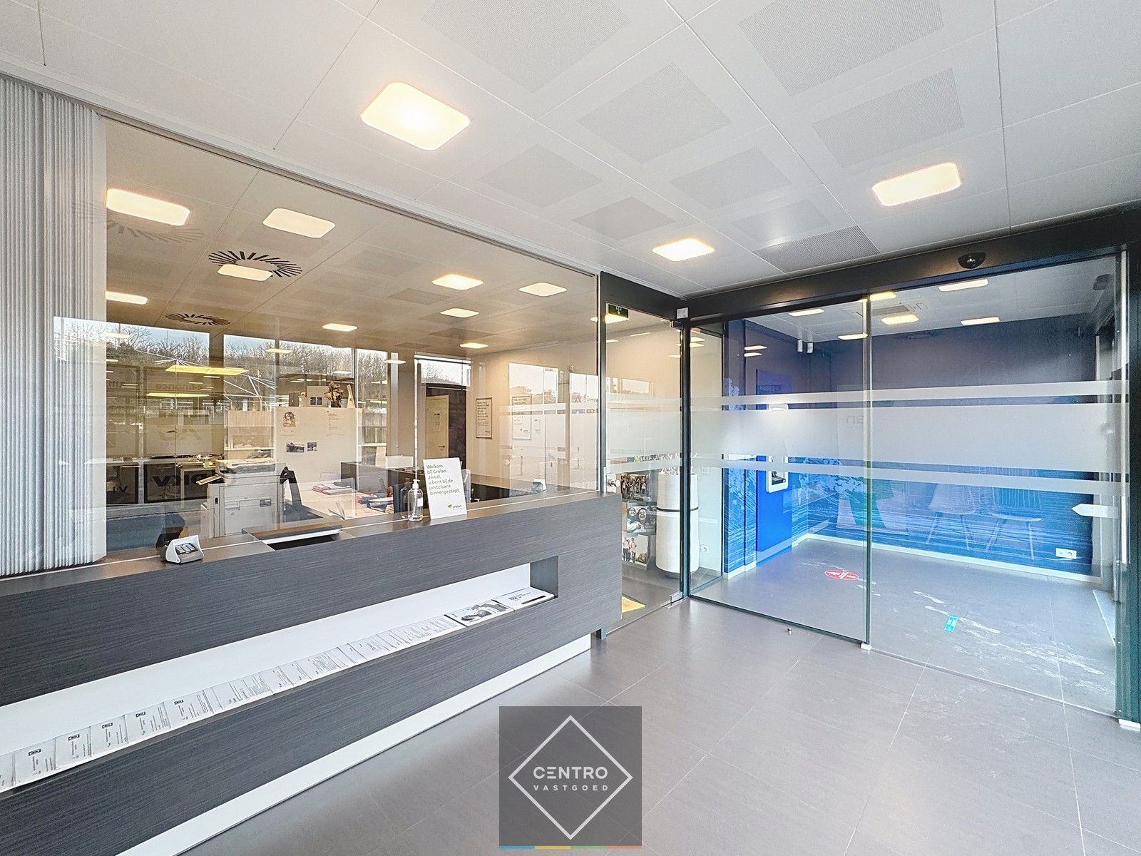 Instapklare KANTOORRUIMTE met kelderverdieping en gratis openbare parkeergelegenheid (15-tal wagens) voor de deur! foto 2