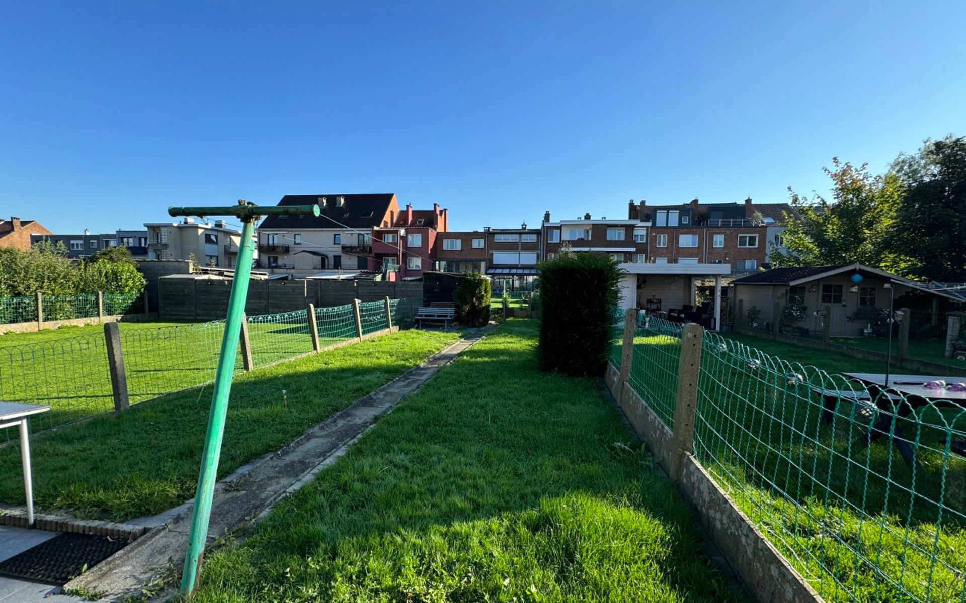 Gunstig gelegen woning met 3 slaapkamers en leuke tuin foto 2