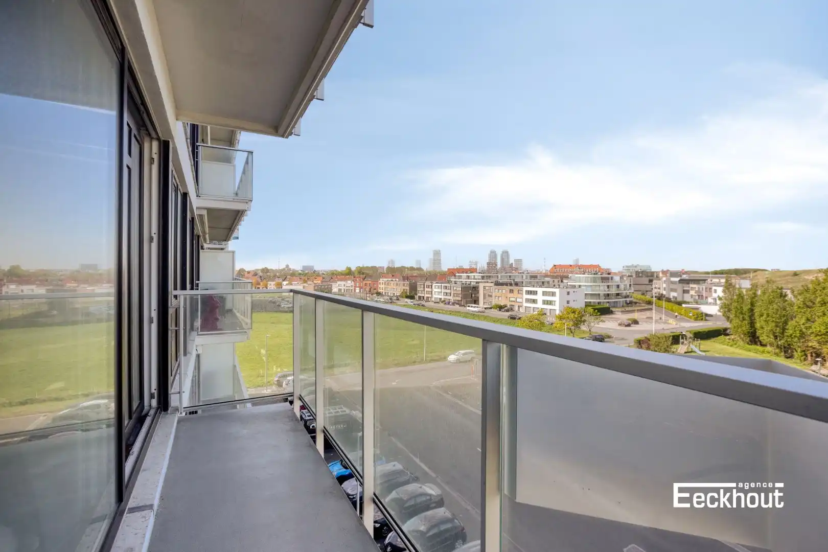 Appartement met terras en open zicht in Bredene, met autostaanplaats foto 2