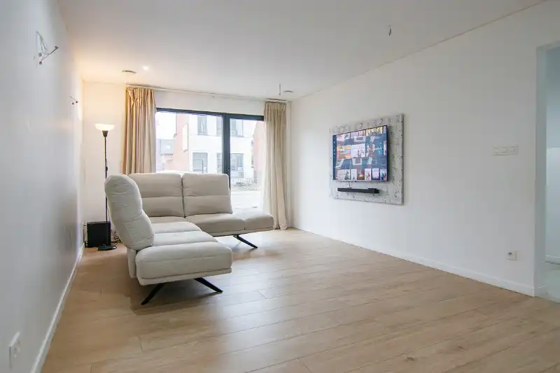 Voll gerenoveerde woning met 5 slpk 3 badk foto 4
