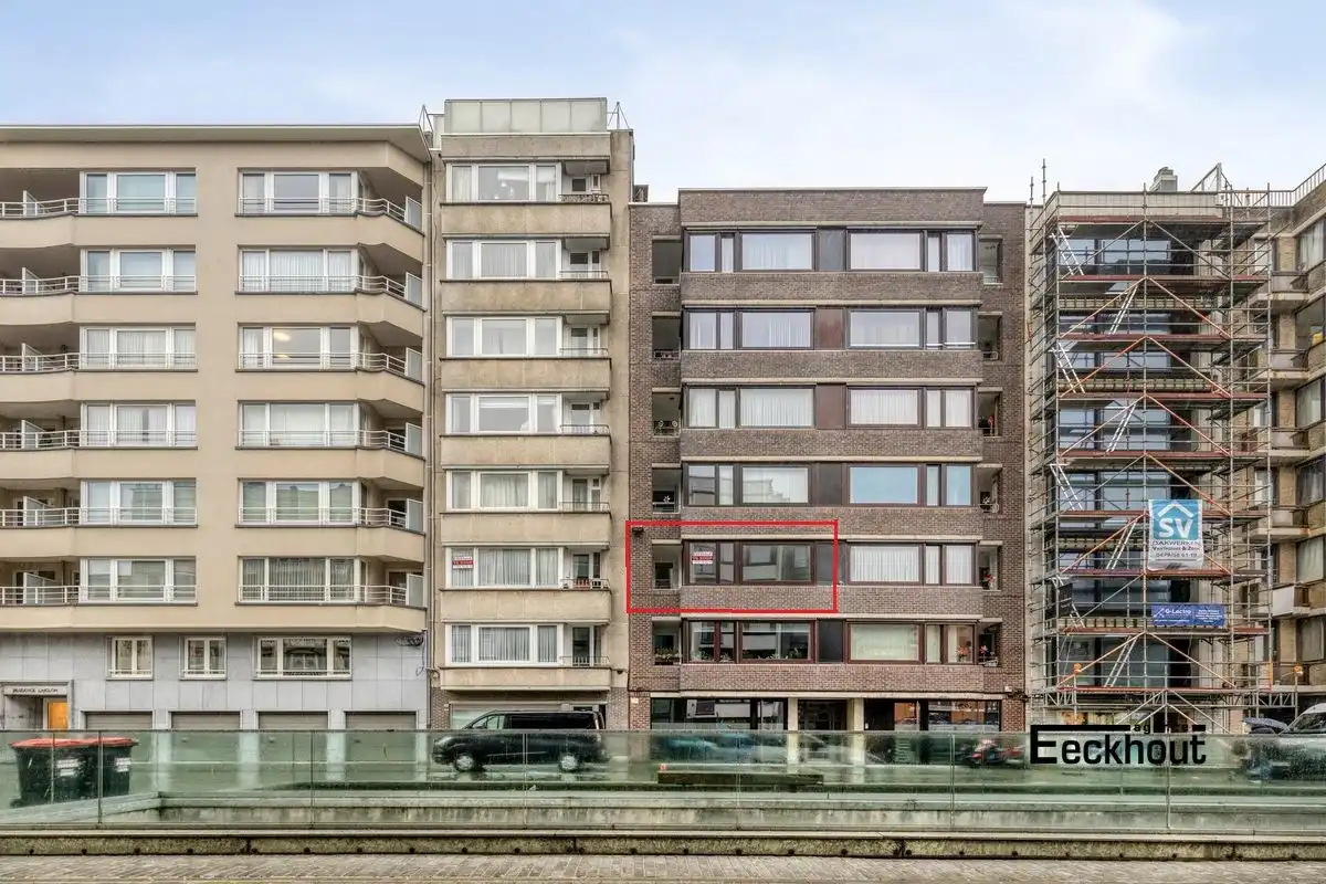 Ruim instapklaar appartement met 3 slaapkamers in centrum Oostende, met fietsenberging en dicht bij strand!  foto {{pictureIndex}}