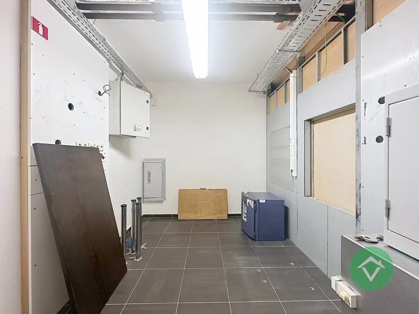 Commerciële toplocatie in Vleteren met burelen, vergaderruimtes en parking foto 8