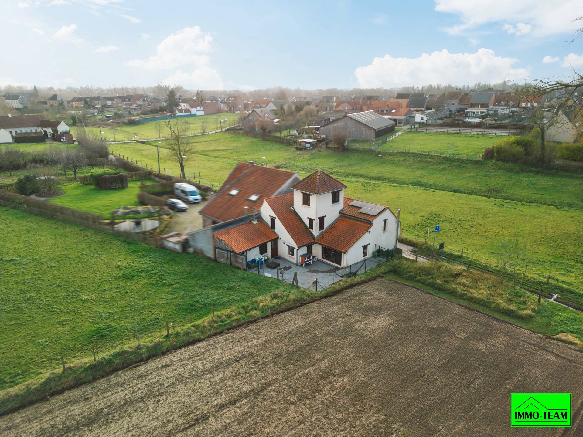 Hoofdfoto van de publicatie: Rustig gelegen gerenoveerde gezinswoning met 3 slaapkamers