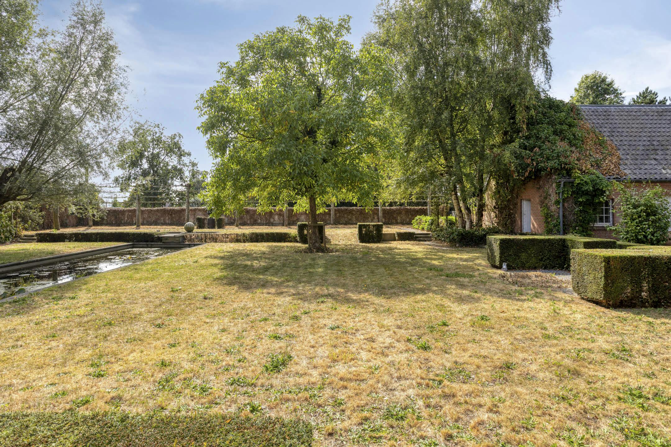 Unieke villa te koop in Zwevezele met prachtige tuin foto 14