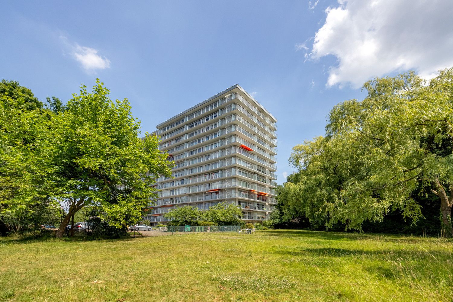 Energiezuinig (EPC B) hoekappartement met uitzonderlijke lichtinval en riant terras te Berchem foto 2