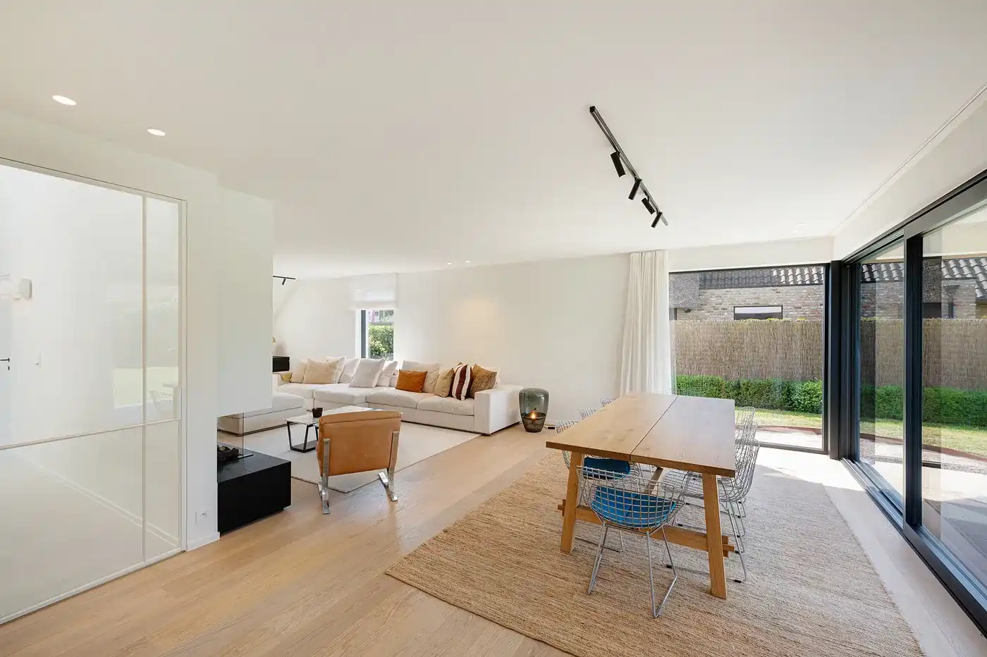 Volledig en zeer kwalitatief gerenoveerde villa op een ruim zuid-west gericht perceel foto 6