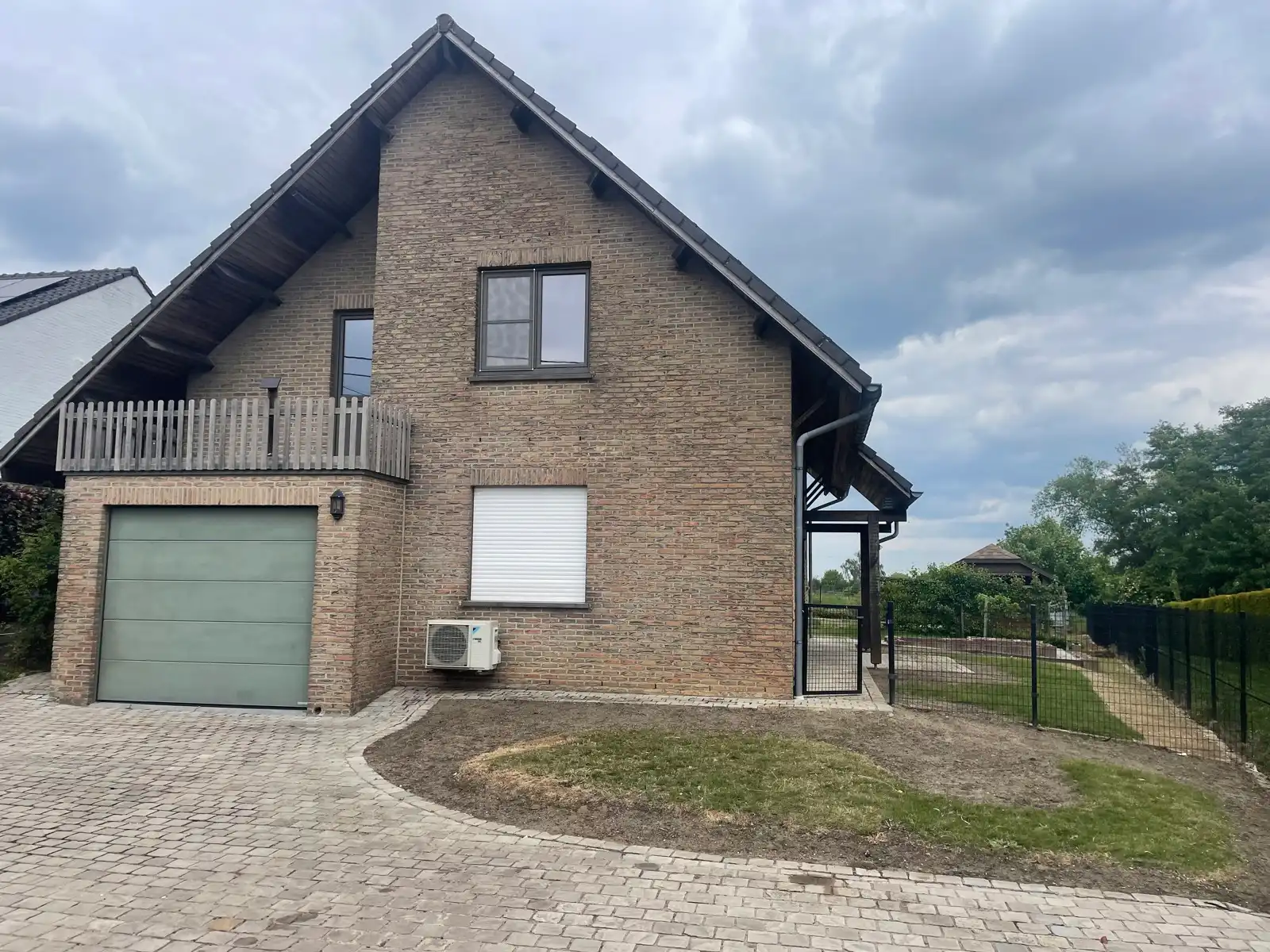 Leemans immobiliën biedt u deze woning aan op een centrale ligging in Asse foto {{pictureIndex}}