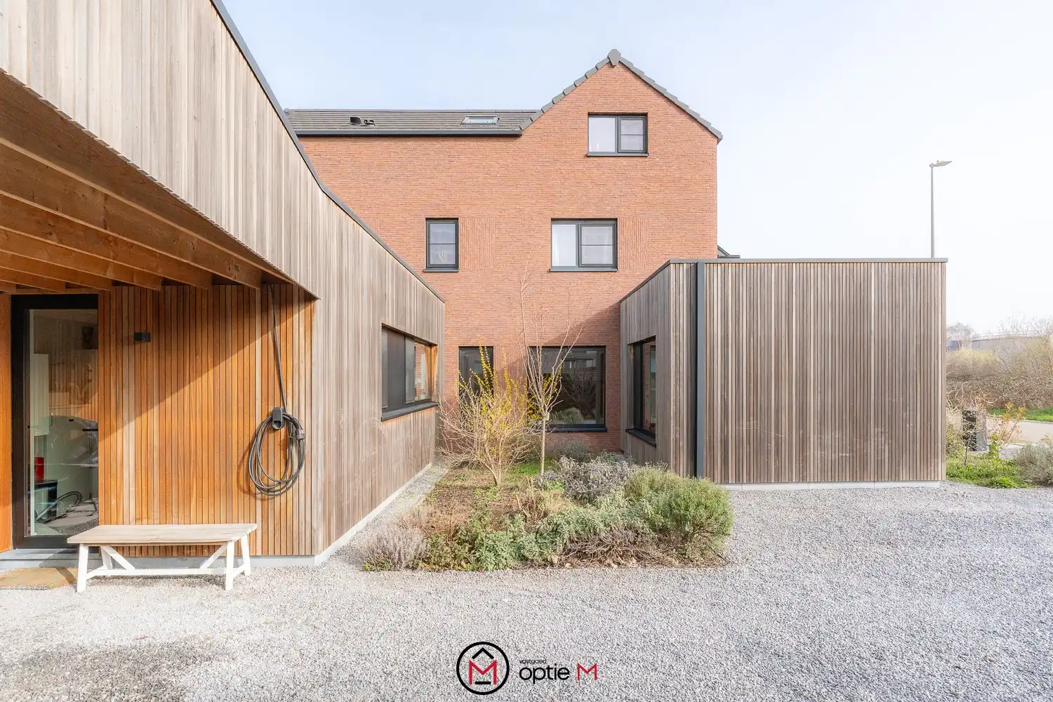 Moderne, energiezuinige woning met patio, zonnepanelen en hoogwaardige afwerking foto {{pictureIndex}}