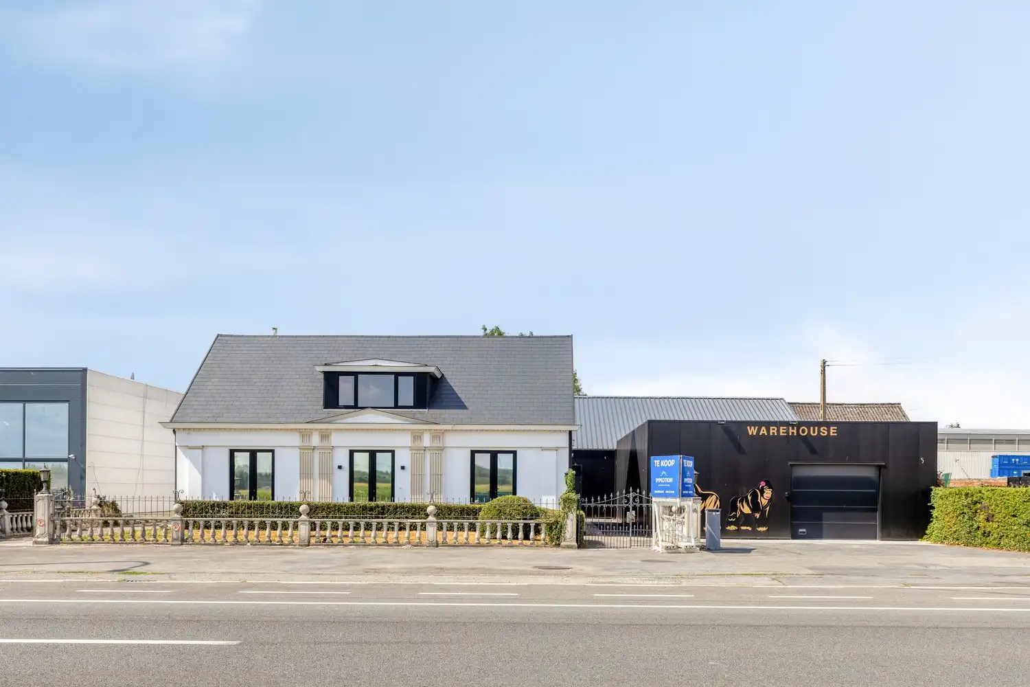 Bedrijfspand met woning en loods. foto {{pictureIndex}}
