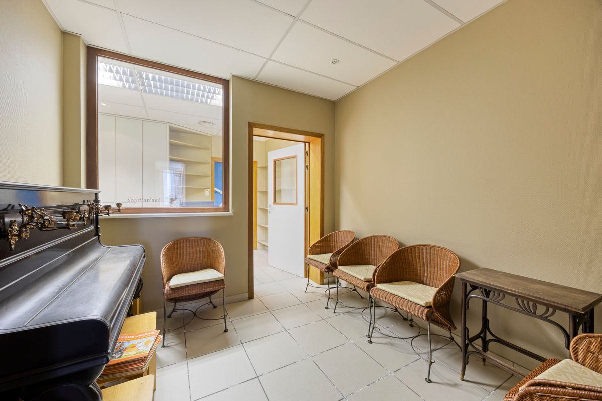 Karaktervolle stadswoning met handelsruimte, tuin en ruime garage in hartje Tongeren foto 4