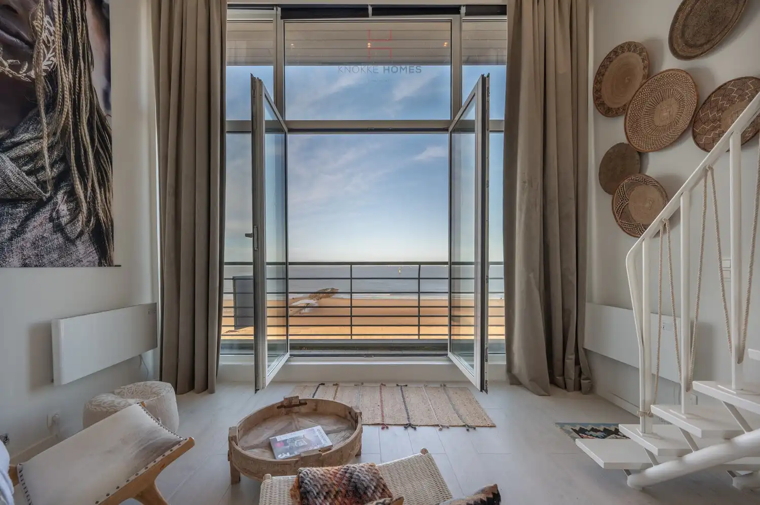 Exclusieve mezzanine-studio met panoramisch zeezicht. foto {{pictureIndex}}