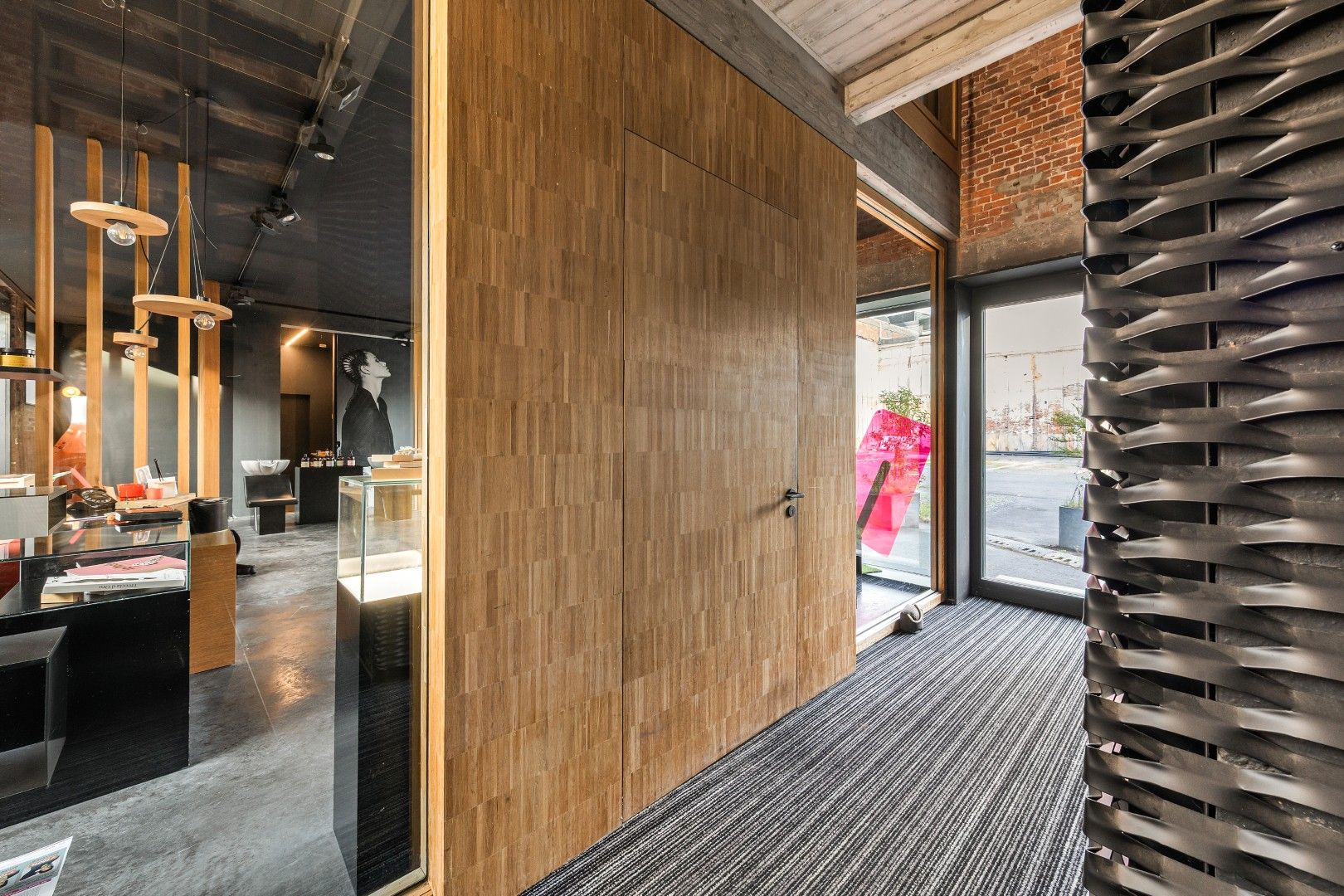 HIGH-END HANDELSRUIMTE OF KANTOOR MET GARAGE foto 6