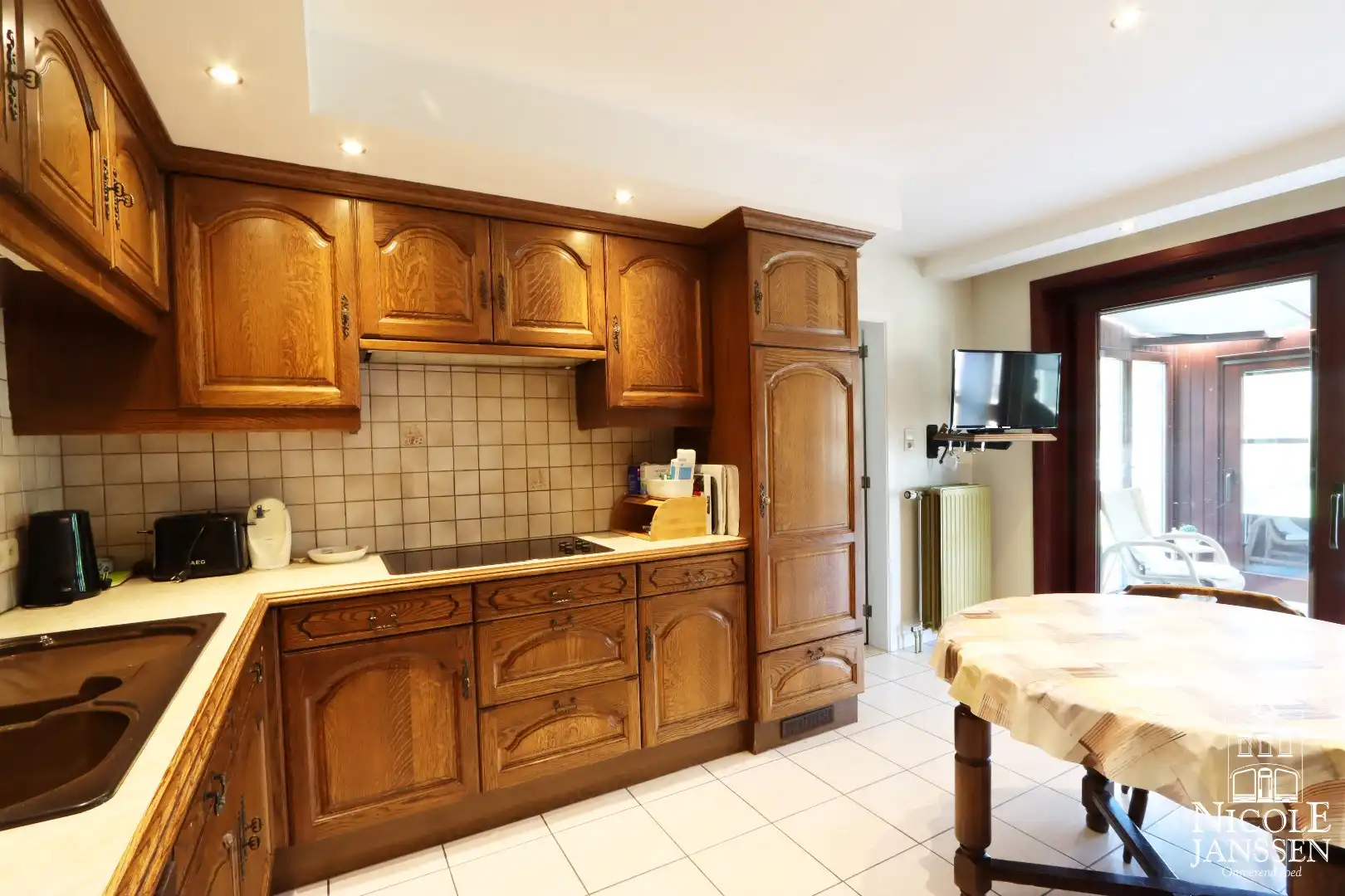 Gelijkvloerse gezinswoning met drie slaapkamers, grote kelder en ruime tuin foto 9