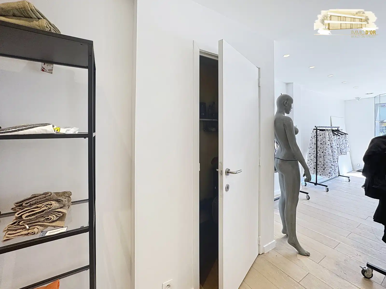 Centraal gelegen handelspand te koop – vernieuwd in 2016 foto 3