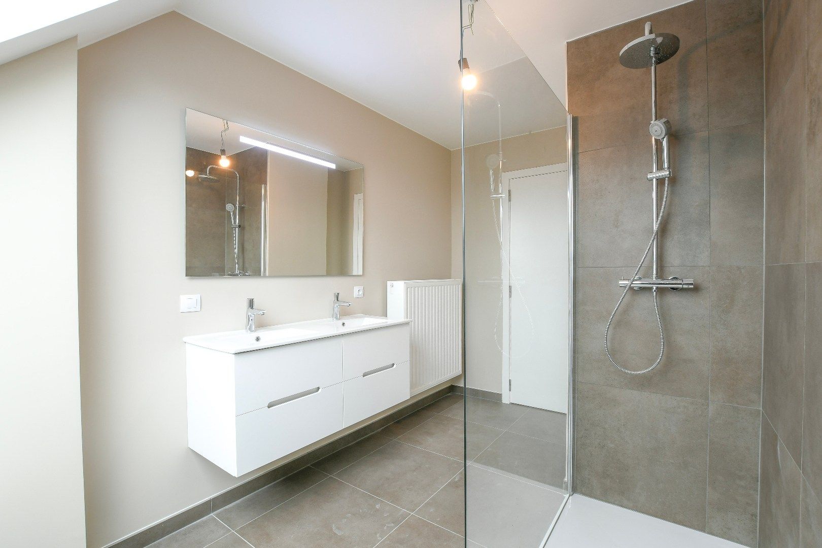 Zeer ruim nieuwbouwapp met 2 slpk en autostaanplaats in het centrum van Eernegem foto 4