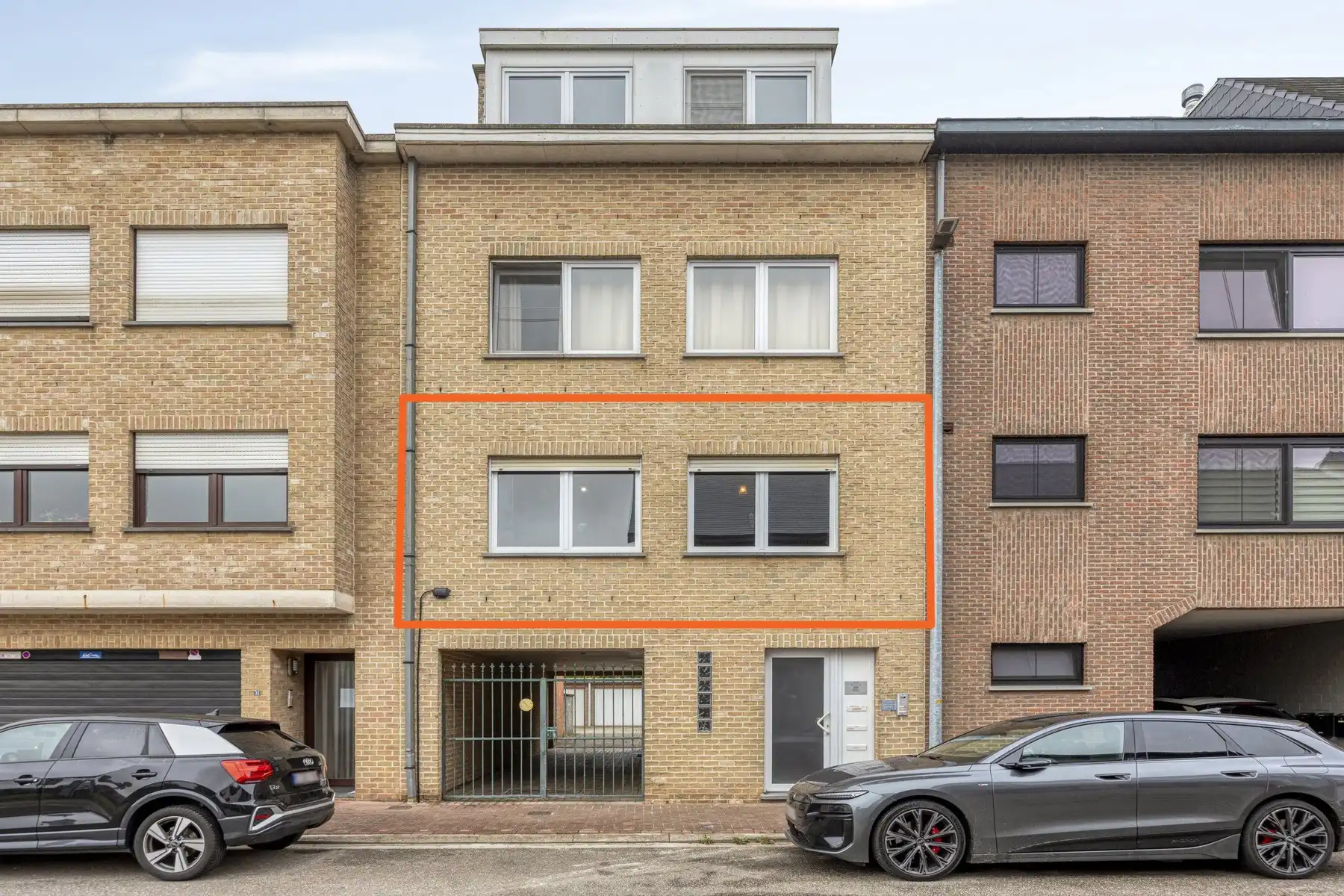Instapklaar appartement met 2 slaapkamers en garage! foto {{pictureIndex}}