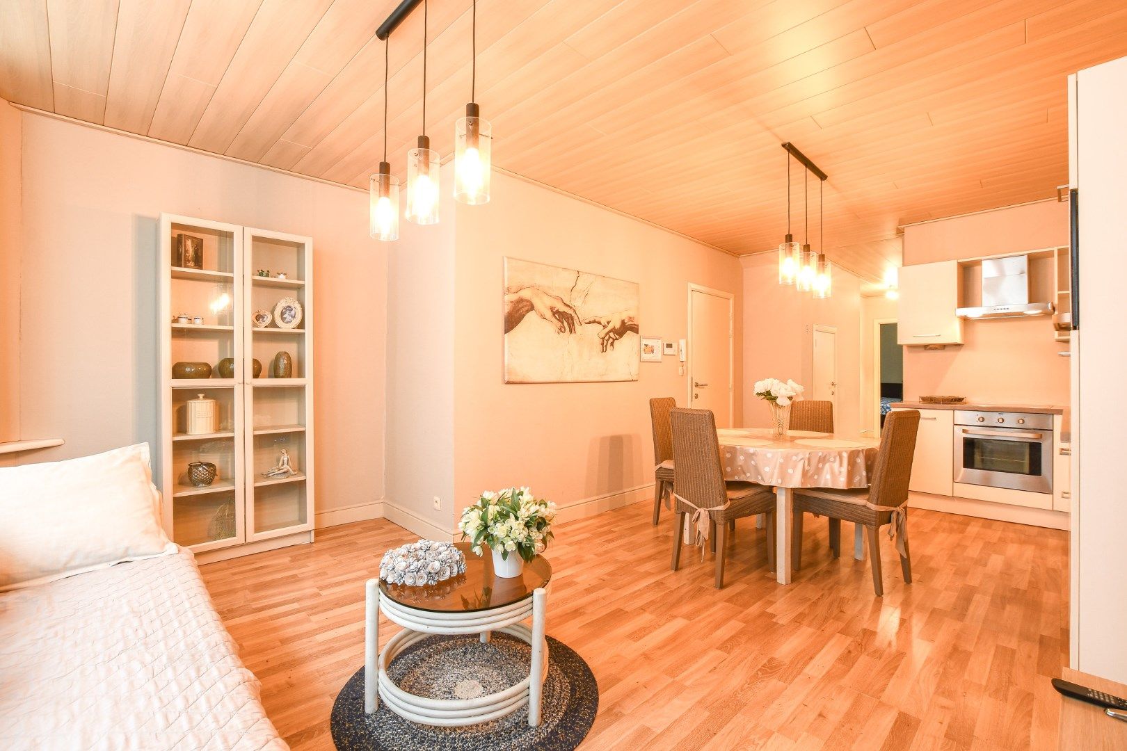 Opbrengsteigendom met 2 ruime appartementen en handelszaak op toplocatie! foto 2