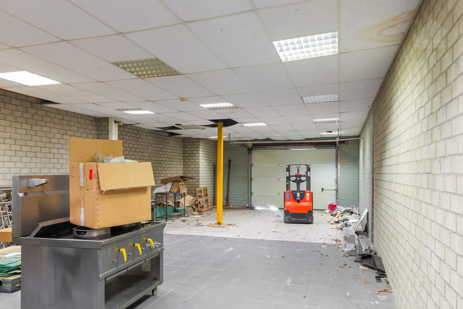 Handelspand/kantoorruimte met magazijn op commerciële toplocatie in Meerhout foto 2
