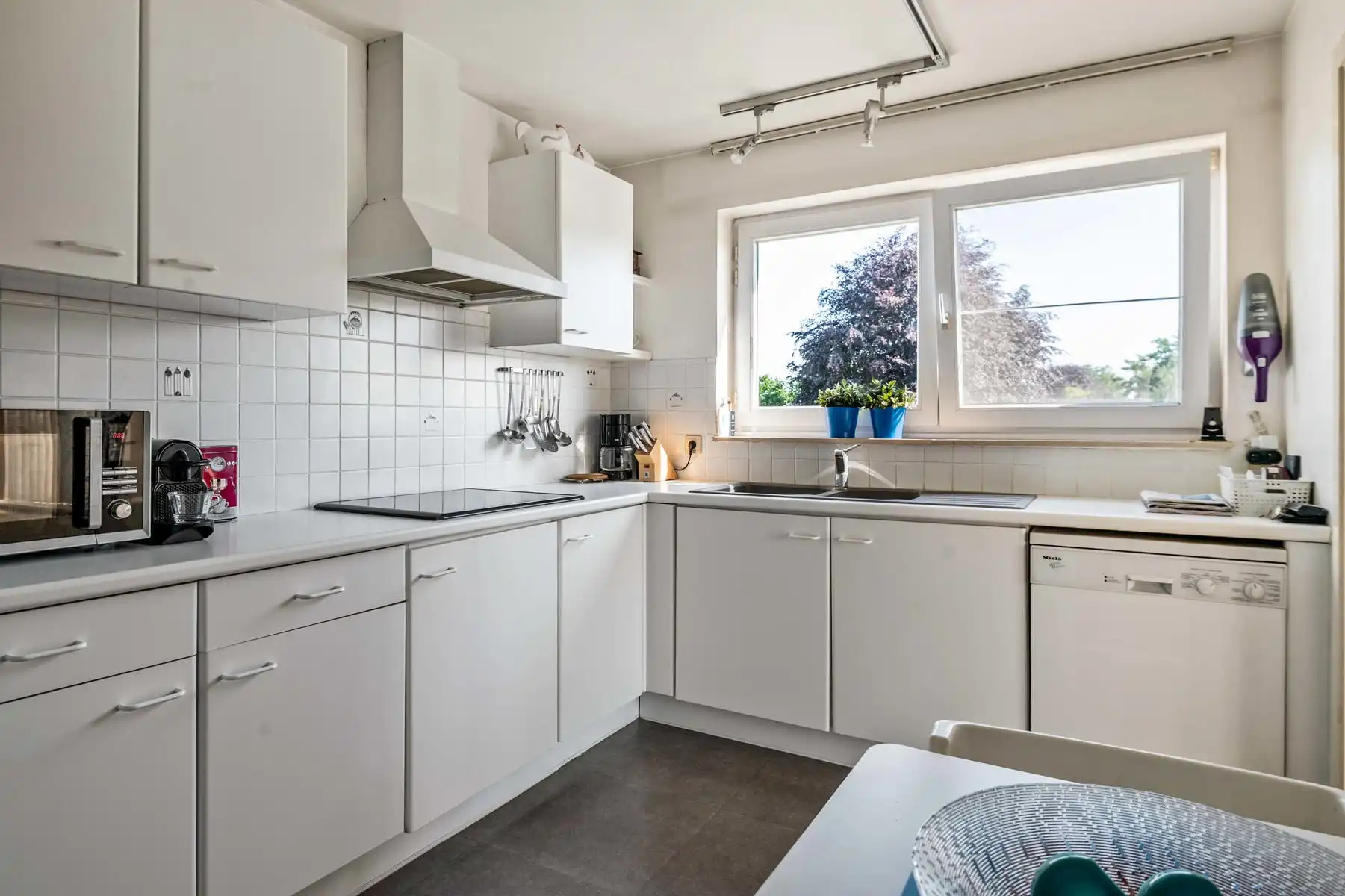 Lichtrijk appartement met garagebox en voorliggende oprit foto 11