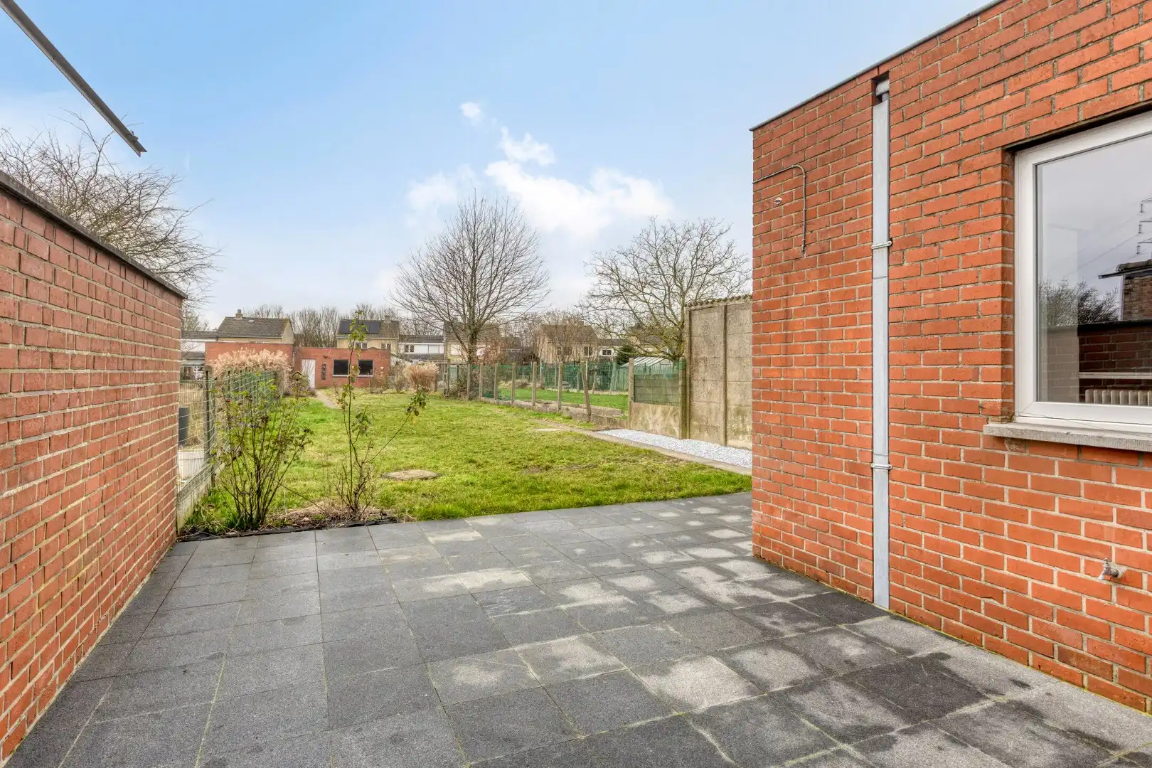 Kloeke woning met tuin en grote garage! foto 13