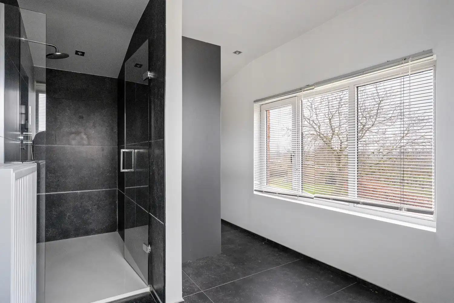Zonevreemde woning met magazijn te Putte foto 18