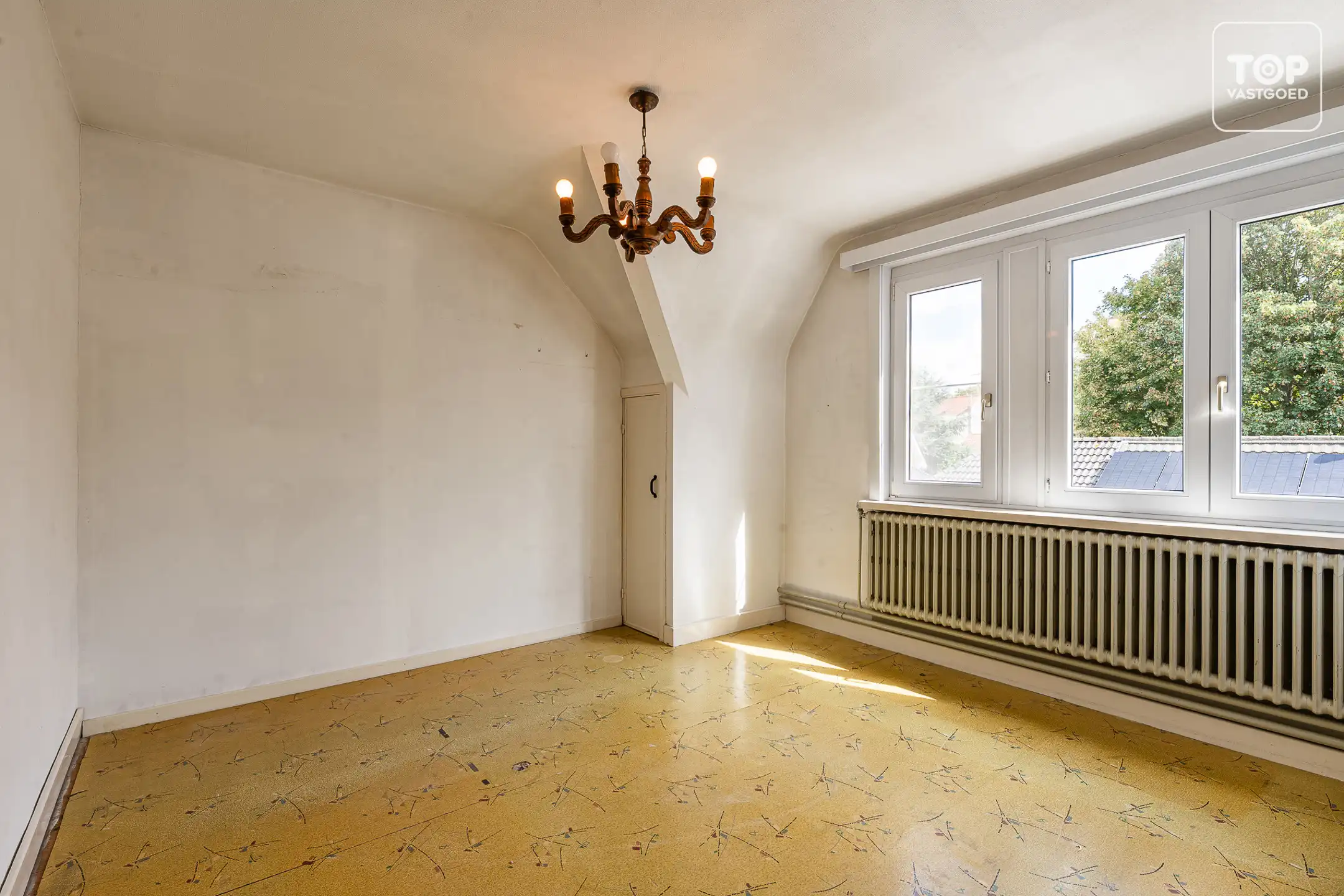 Te renoveren halfopen bebouwing met 3 slaapkamers, garage en ruime tuin op perceel van +-600 m² foto 14