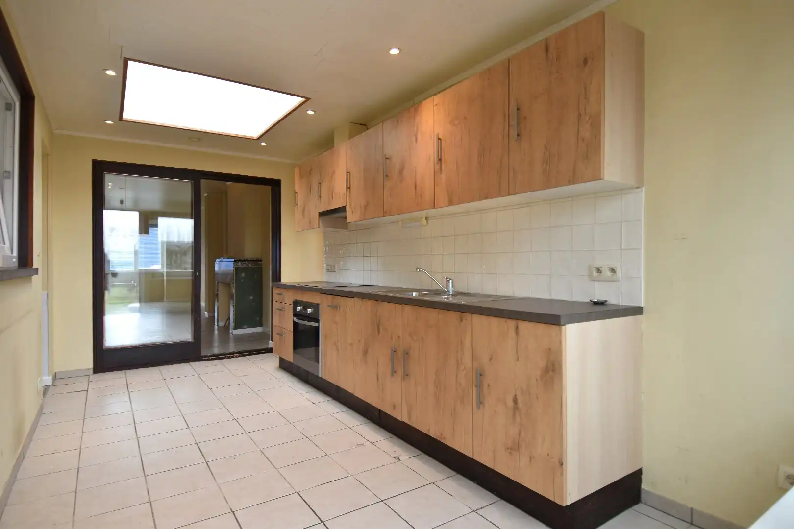 Stevige gezinswoning met 3 slaapkamers, tuin, garage én uitstekende bereikbaarheid te koop in Wevelgem foto 2