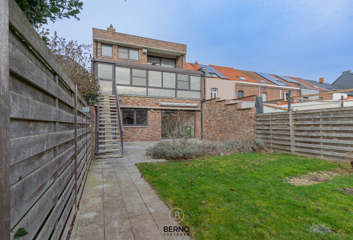 Building met praktijkruimte en 2 appartementen op commerciële locatie foto 23