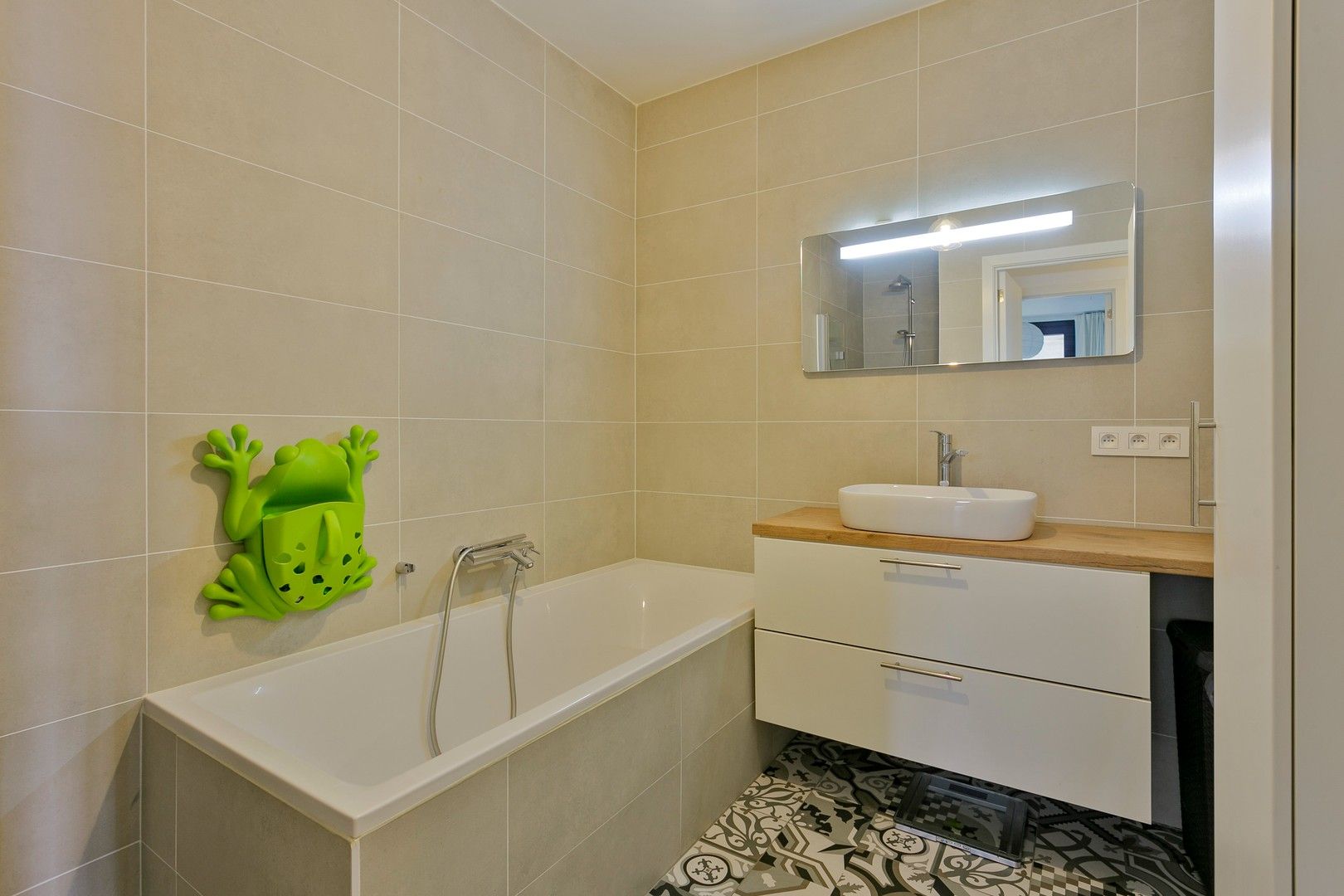 Prachtig hoekappartement met 2 grote terrassen, parking, fietsenstalling en kelder. foto 9