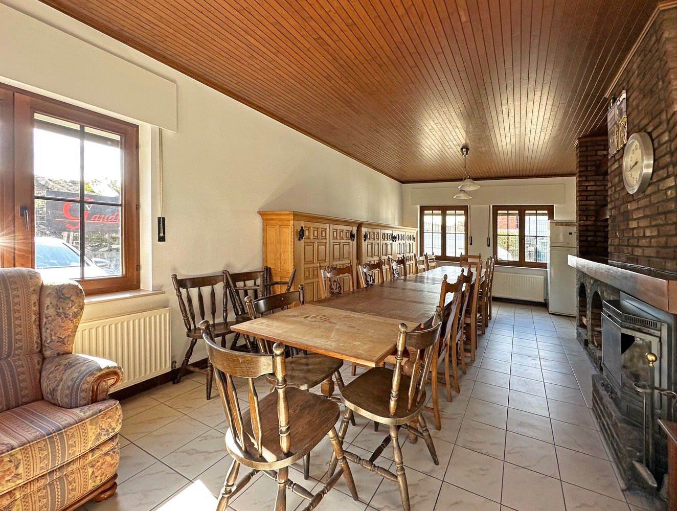 Zeer ruime woning met 4 slaapkamers, groot terras en 2 autostaanplaatsen! foto 3