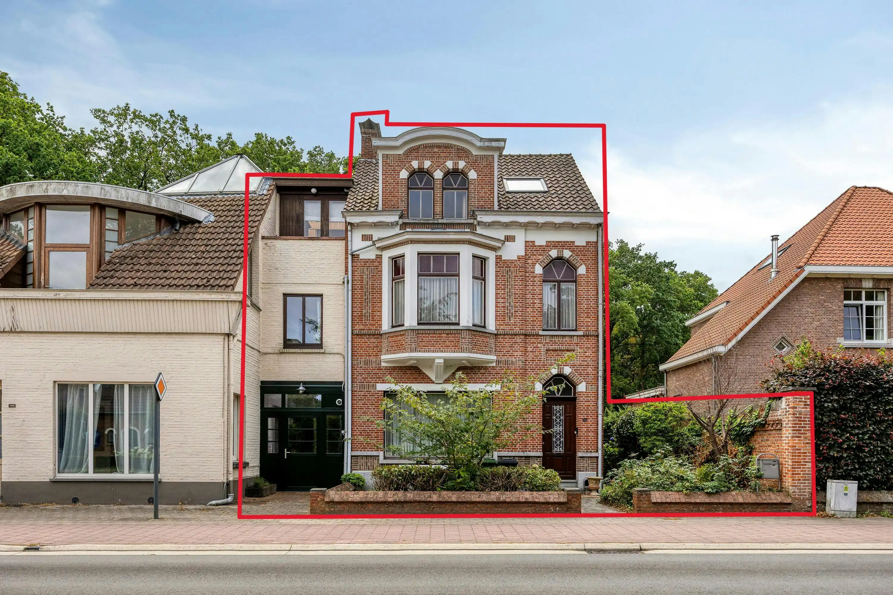 Hoofdfoto van de publicatie: Karaktervolle, te renoveren woning te koop te Essen-Heikant!