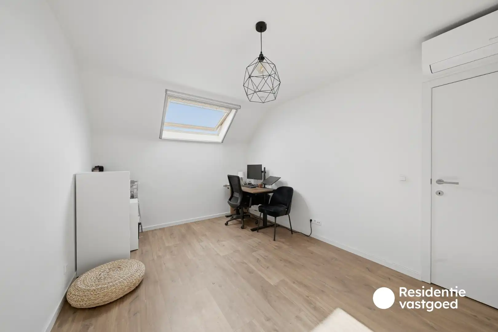 Instapklare woning te koop met garage en tuin! foto 24