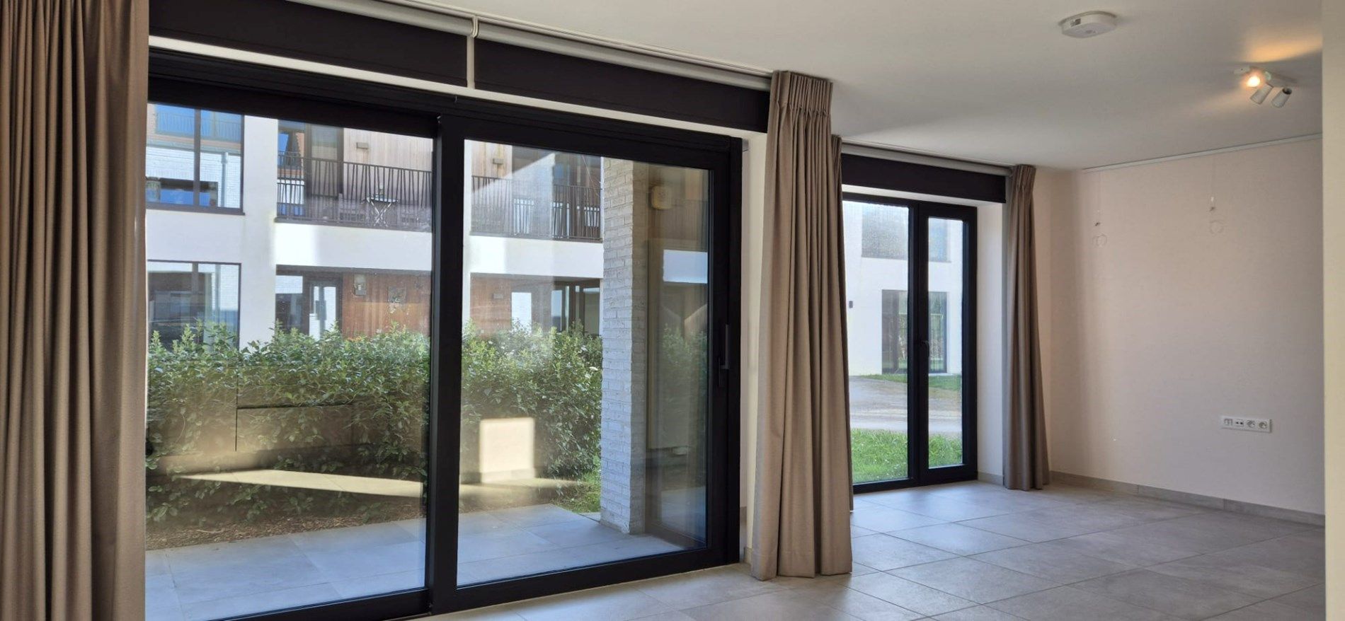 Ruime, gelijkvloerse, recente serviceflat met terras in luxueuze residentie!  foto 11