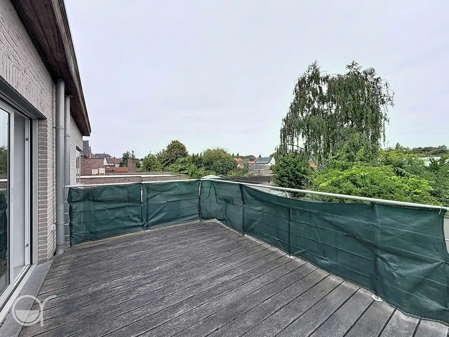 Moderne woning met terras en tuin foto 12